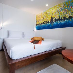 Kleines Zimmer mit Kingsize-Bett
